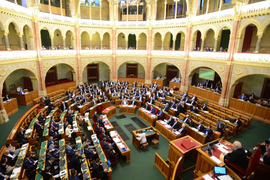 Parlamenti csata: fizetésemelés vagy süllyesztő