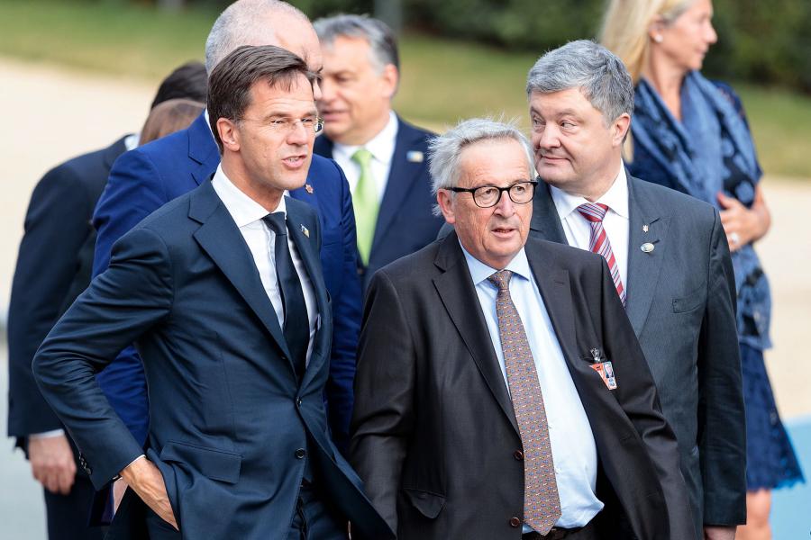 Isiászával magyarázzák Juncker bizonytalan járását