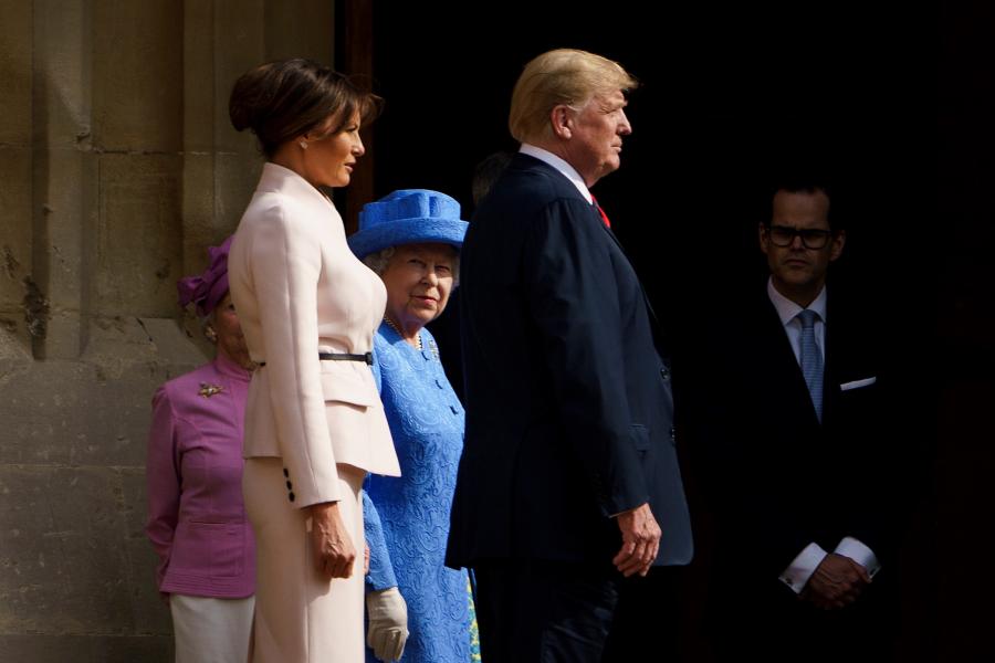 Forgalomirányítóvá lényegült II. Erzsébet, miután Trump bénázott
