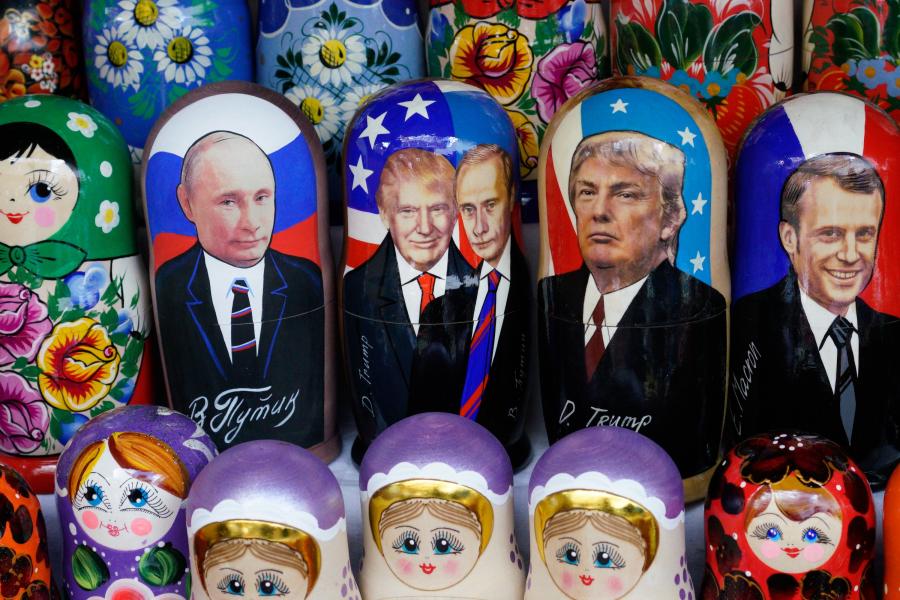 Gyanakodva figyeli Európa Trump és Putyin kézfogását