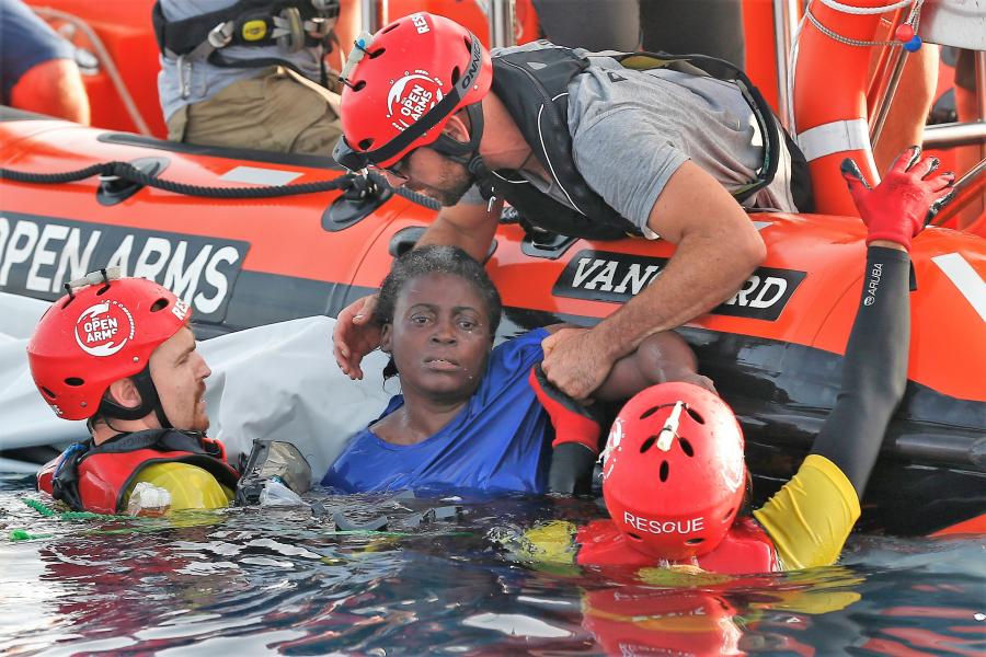 Eltűnt 120 ember, miután elsüllyedt egy menekülteket szállító csónak