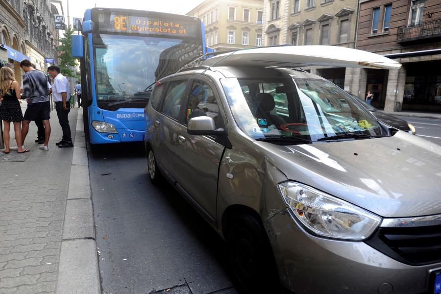 Busz és autó ütközött a Rákóczi úton, sokan megsérültek