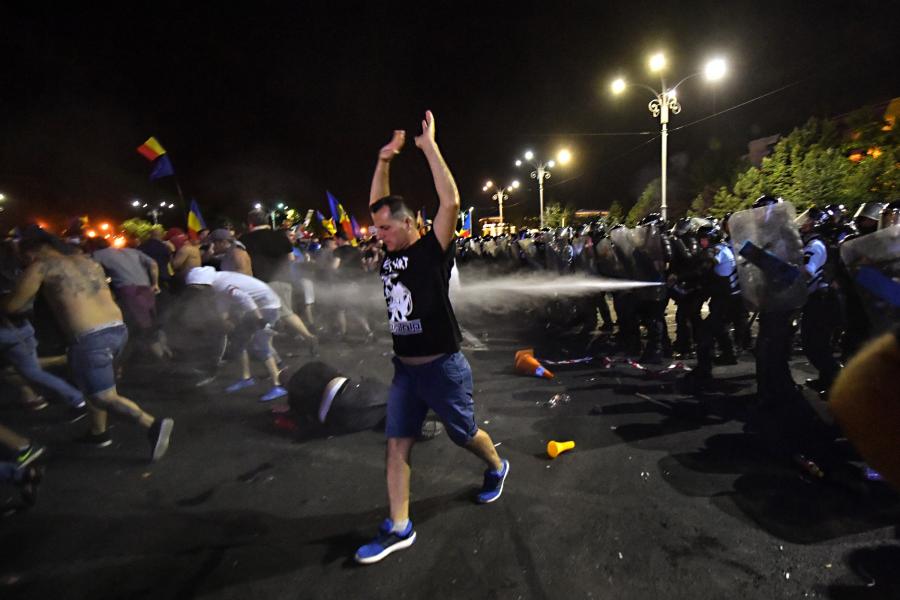 Újabb tüntetés lesz Bukarestben a péntek esti csata után