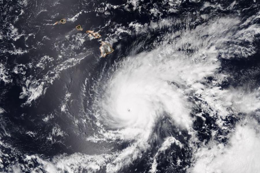 Rendkívüli állapotot hirdettek a Hawaii felé tartó hurrikán miatt