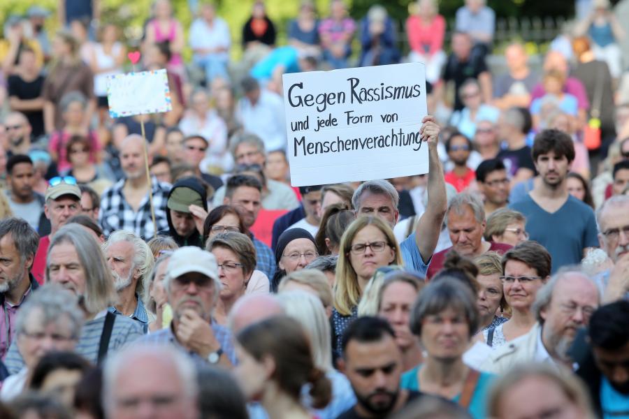Tízezrek gyűltek össze egy szolidaritási koncertre Chemnitzben