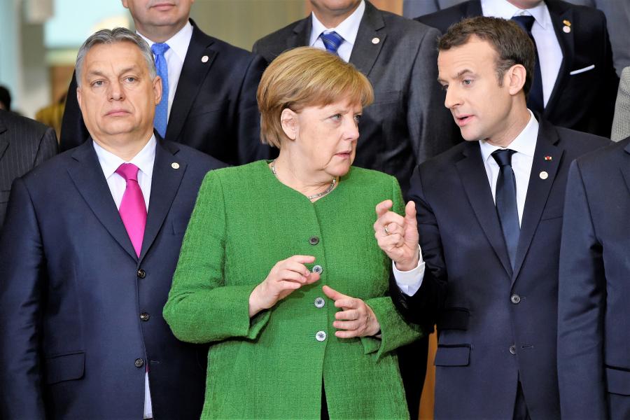 Orbán vagy Merkel – Macron szerint választania kell az EPP-nek