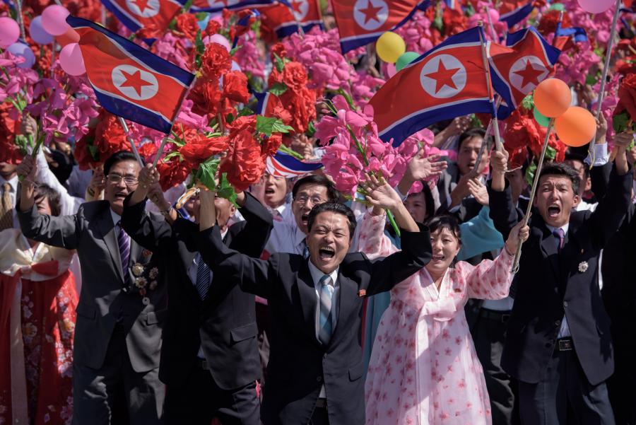 Enyhülés: atomrakéták nélkül parádéztak Észak-Koreában