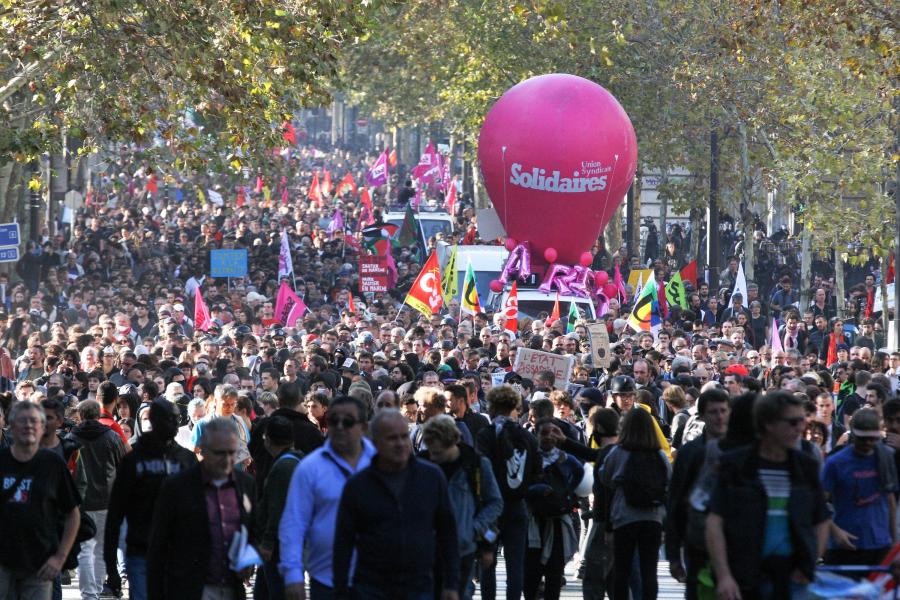 Tízezrek tüntettek Macron reformtervei miatt
