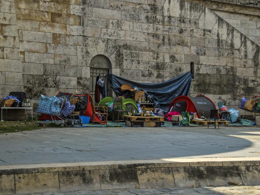 Nálunk elégetik a holmijukat és büntetik őket, Párizs befogadja a hajléktalanokat