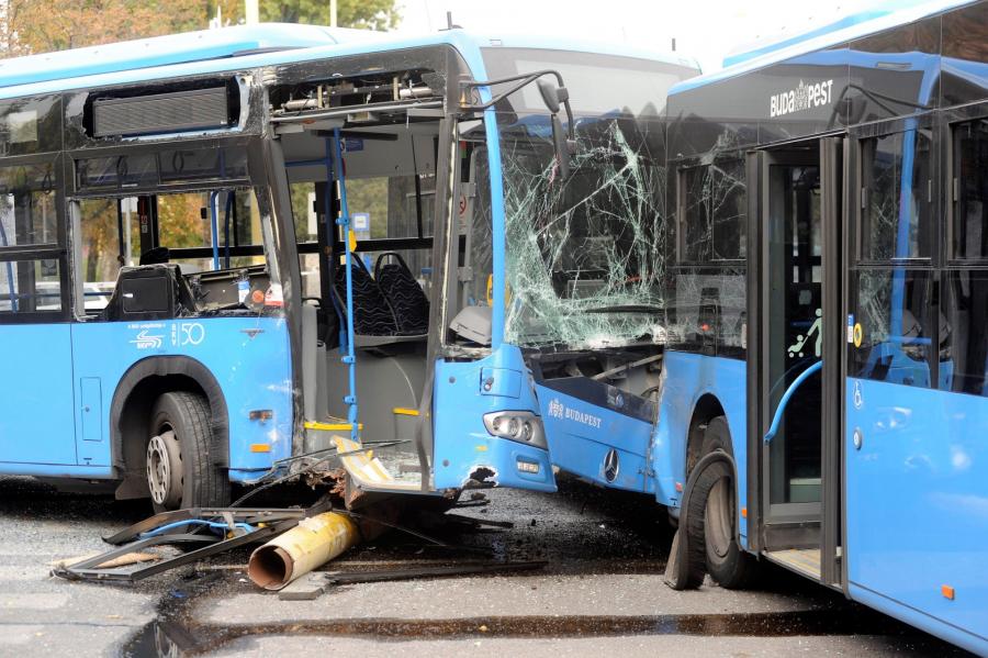 Buszok ütköztek a BAH-csomópontnál, négyen megsérültek