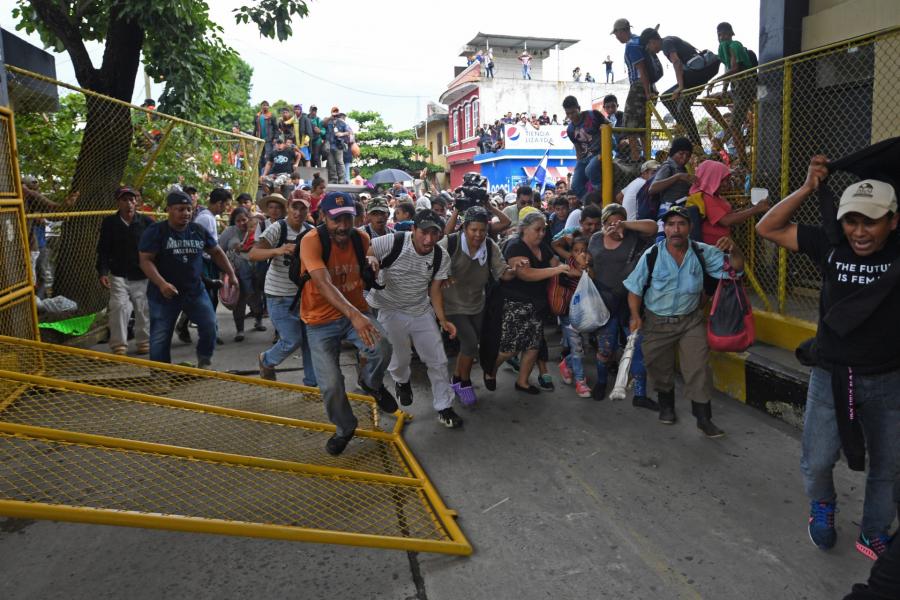 Összecsaptak a mexikói rendőrökkel a hondurasi menekültek