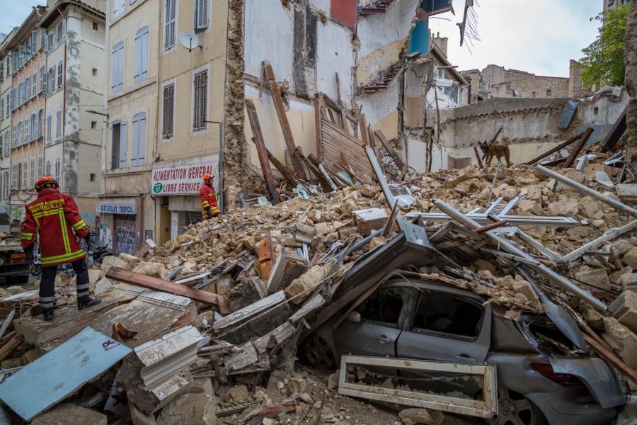 Hatra emelkedett a Marseille-ben összedőlt házak áldozatainak száma (videó)