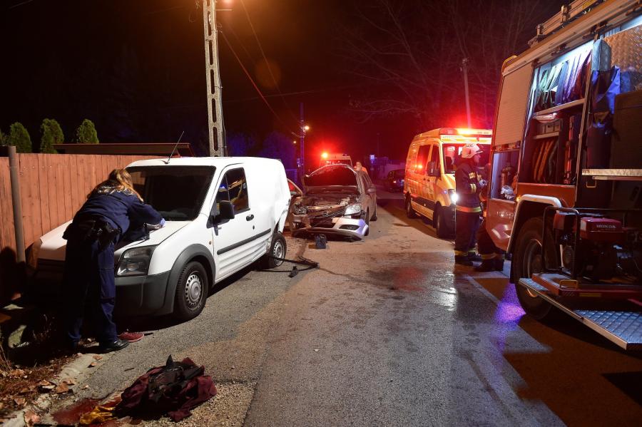 Parkoló járműbe csapódott egy autó Szentendrén, két ember megsérült