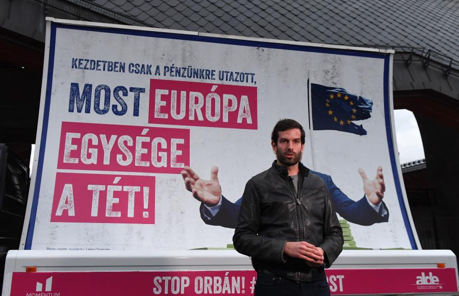 Politikai szeánsz: Saját háza előtt idézték meg az ifjú Orbán Viktor szellemét