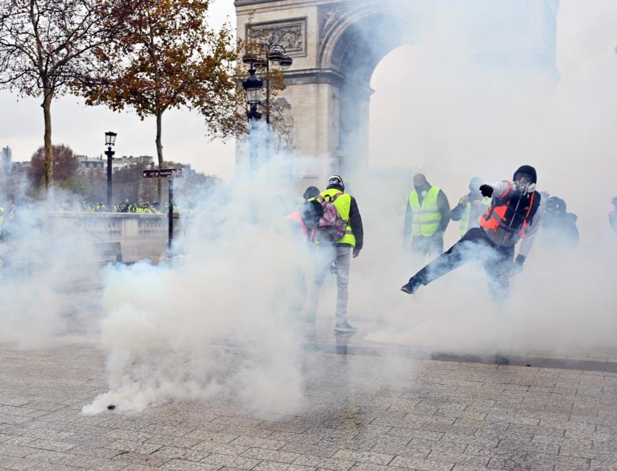 Könnygázzal oszlatják Párizs központjában a sárgamellényeseket