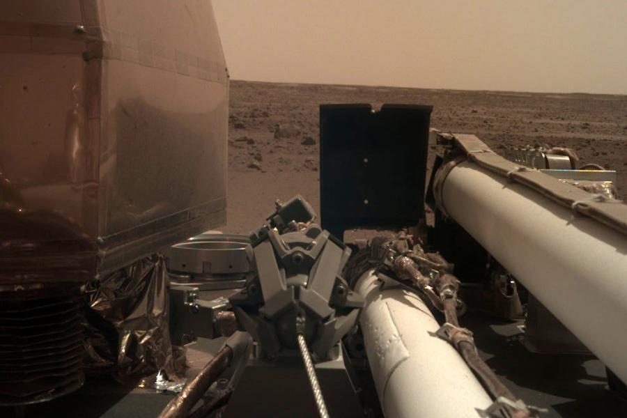 Boldogok a csillagászok: a legjobb helyen landolt a Marson a robotgeológus