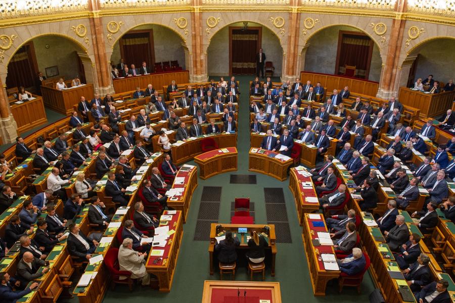 Százezrekkel nő a parlamenti képviselők fizetése