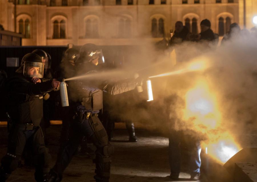 Törvényt sérthetett a rendőrség, mikor felszólítás nélkül esett a tüntetőknek