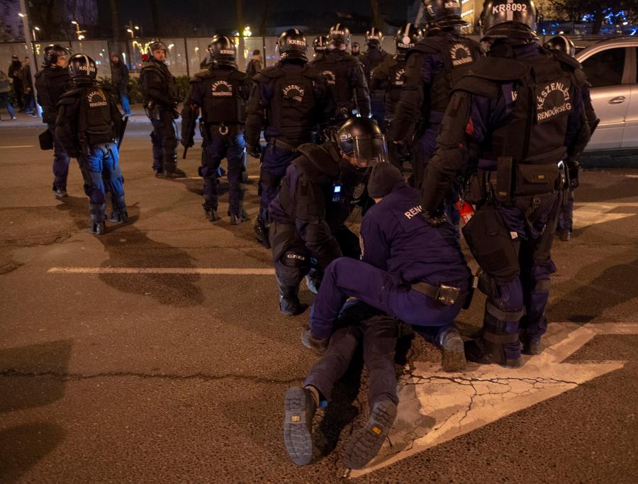 Huszonkét tüntetőt vett őrizetbe a rendőrség