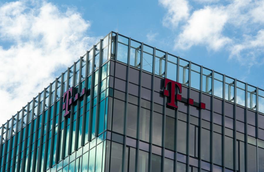 Ötvenegy millióra bírságolták a Magyar Telekomot és vezérét