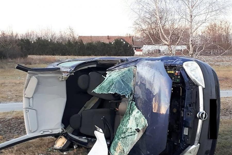 Egy nő halt meg a felborult autóban Szeged és Bordány között (fotók)