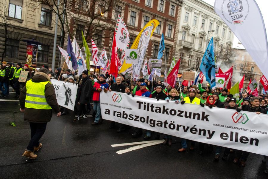 Általános sztrájkot hirdettek a Kossuth téren