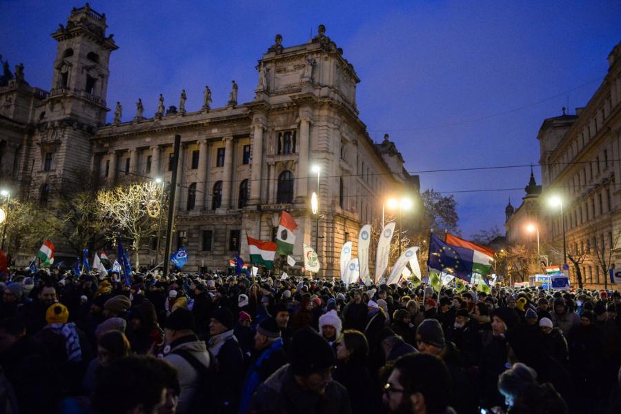 Hangos tömeg követeli a rabszolgatörvény újratárgyalását a Kossuth téren - galéria