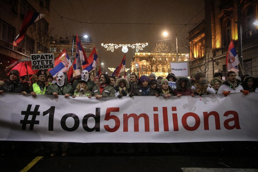 Öt hete tüntetnek: újabb városokban tiltakoztak a szerb elnök ellen