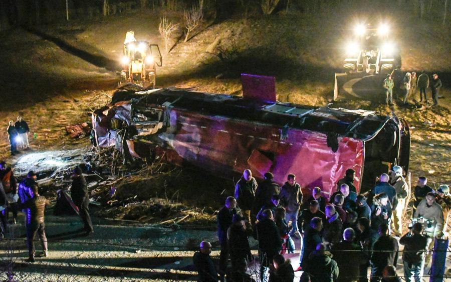 Tragédia Macedóniában: felborult egy busz, tucatnyian haltak meg az autópályán