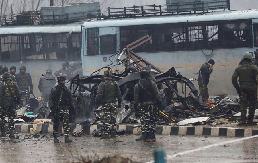 300 kilós bomba tépett szét egy katonákat szállító buszt, 40 ember halt meg Kasmírban