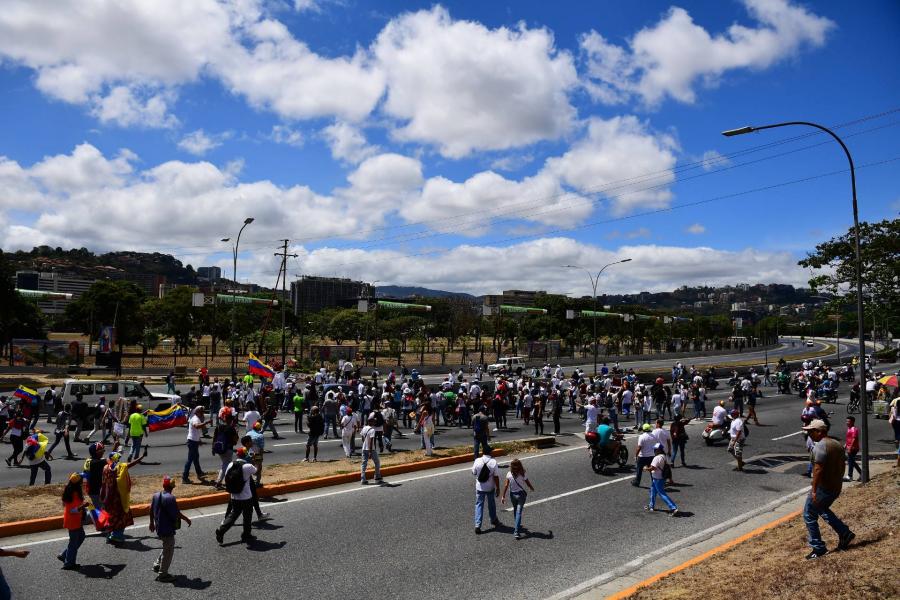 Könnygáz és dezertáló katonák - egyre feszültebb a helyzet a venezuelai határon