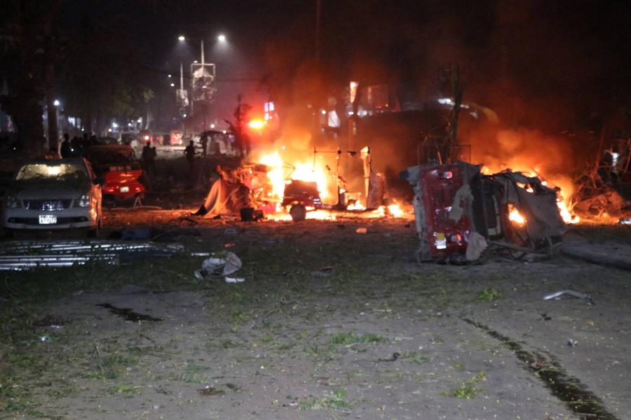 Autóba rejtett pokolgép robbant Szomália fővárosában, többen meghaltak