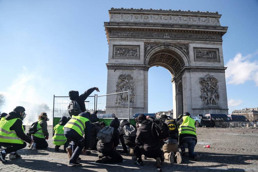 Gyújtogató sárgamellényesek és szétvert luxusüzletek miatt korlátozzák a tüntetéseket Párizsban