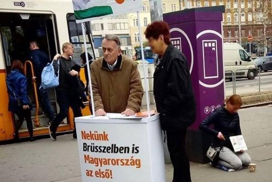 Térdeplő koldus mellett kampányolt Ferencváros fideszes alpolgármestere
