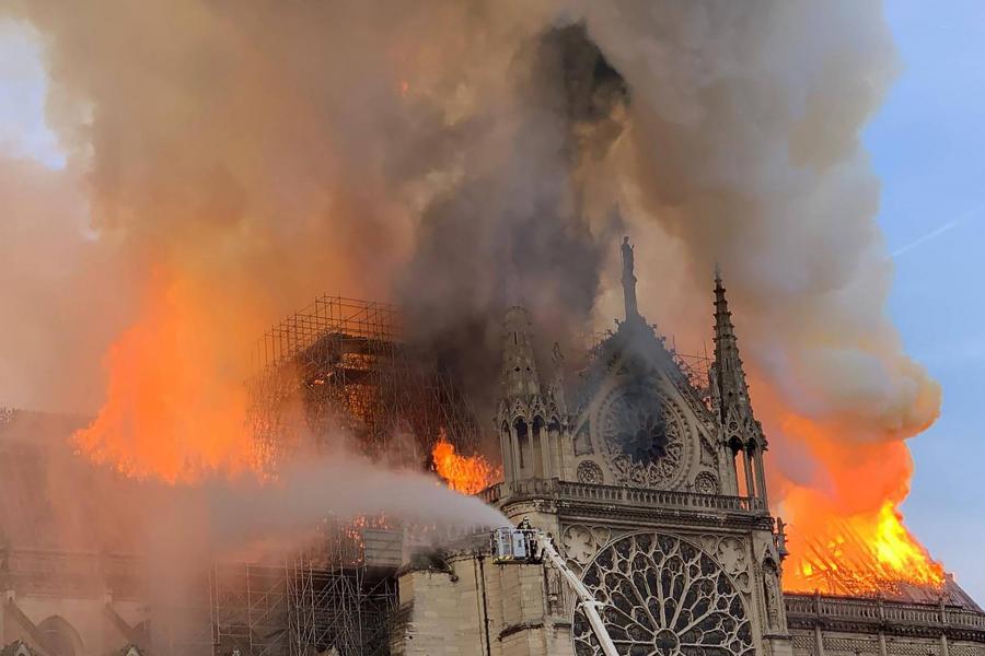Hatalmas lángokkal ég a párizsi Notre-Dame - beszakadt a tetőszerkezet (élő videó)