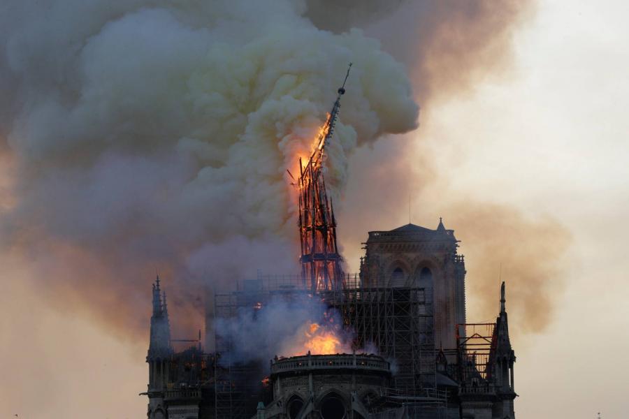 Egy névtelenséget kérő rendőr elmondta, mi okozta a tüzet a Notre Dame-ban