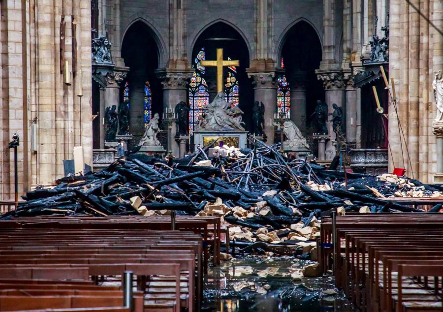 Tizenöt percen múlt, hogy maradt valami a Notre-Dame-ból