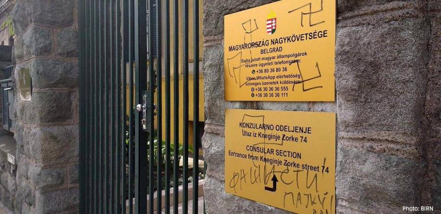 Horogkeresztekkel firkálták össze a belgrádi magyar nagykövetség épületét