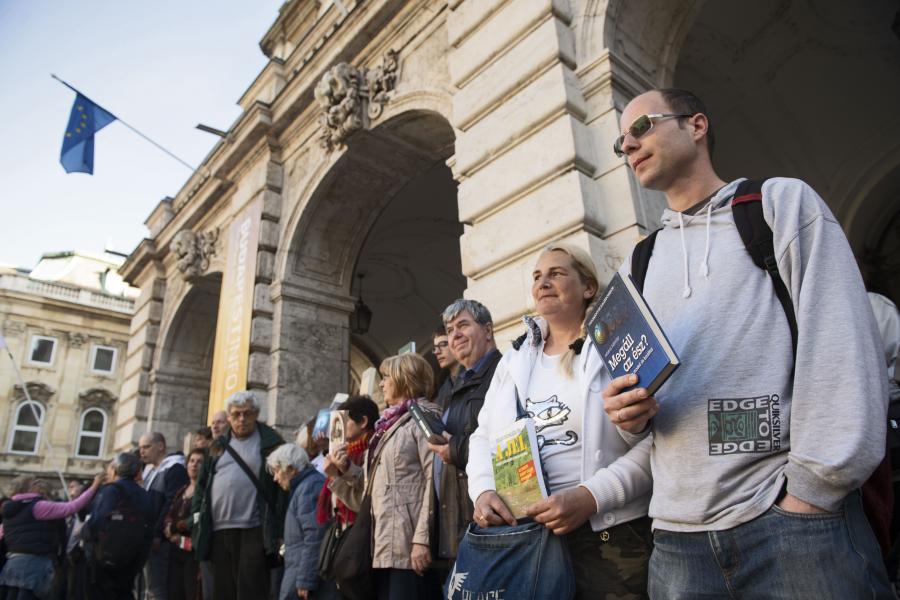 Élőlánccal tüntettek a Széchényi Könyvtárért, petíció indul, hogy méltó helyre költözhessen a gyűjtemény