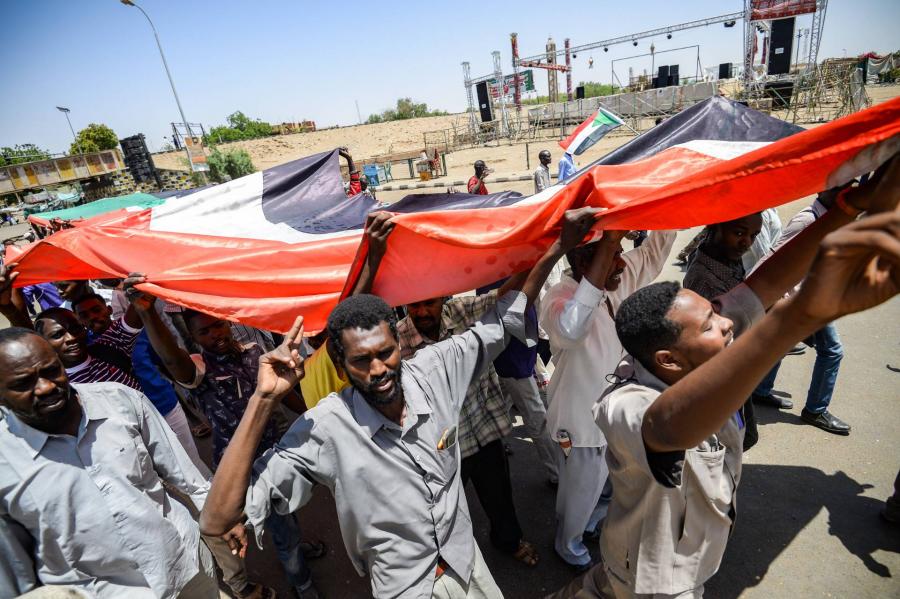 Döcögve, de halad a szudáni átmenet