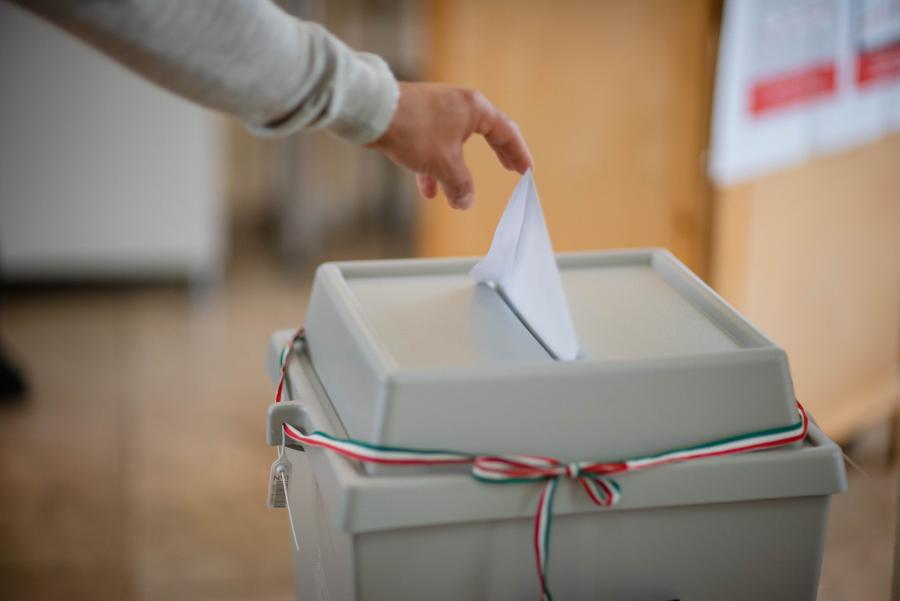 Egy pátyi szavazó pártlogós pólóban ment voksolni, majd szétvágta a szavazólapot