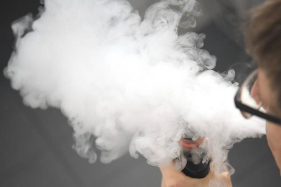 Figyelmeztetnek a kutatók: ne gondoljuk, hogy az e-cigaretta teljesen biztonságos