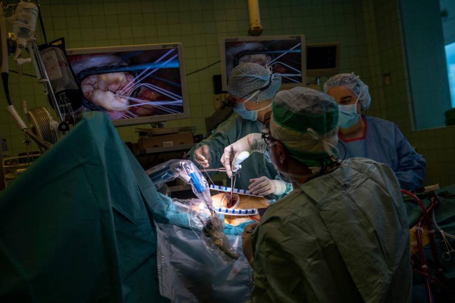 Élőben közvetítettek egy szívműtétet Magyarországon