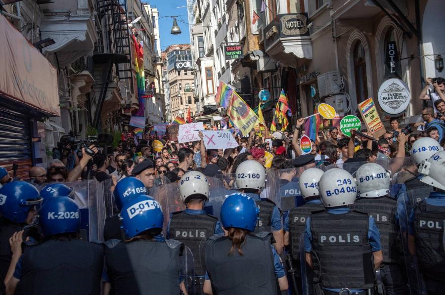 Gumilövedékkel és könnygázzal verték szét az isztambuli Pride-ot
