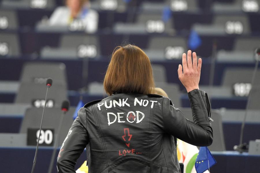 Anarchista punknak állt az EP fideszes alelnöke