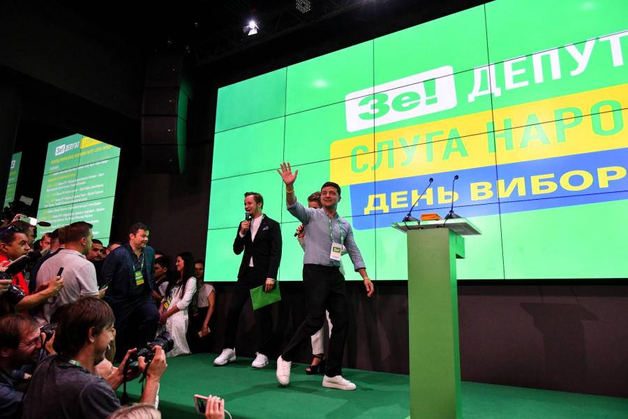 Exit poll: Zelenszkij pártja toronymagasan nyerte az ukrán parlamenti választást