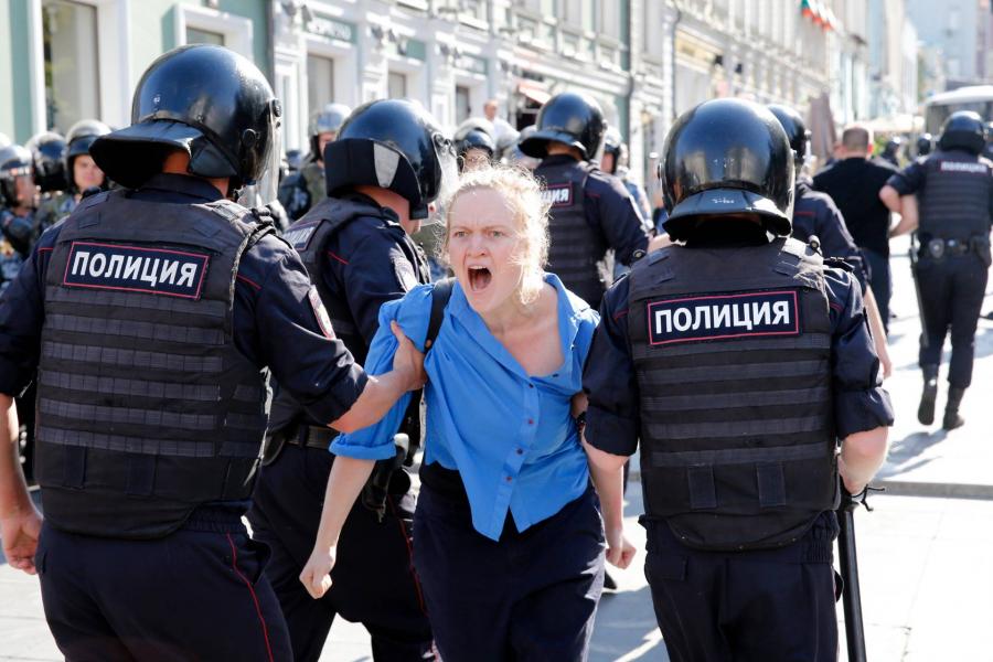 Hatvanegy kormányellenes tüntetőt csukattak le a moszkvai bíróságok