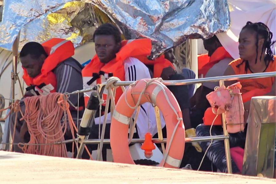 A tengeren ragadt menekültek megsegítését kéri az Európai Parlament új elnöke