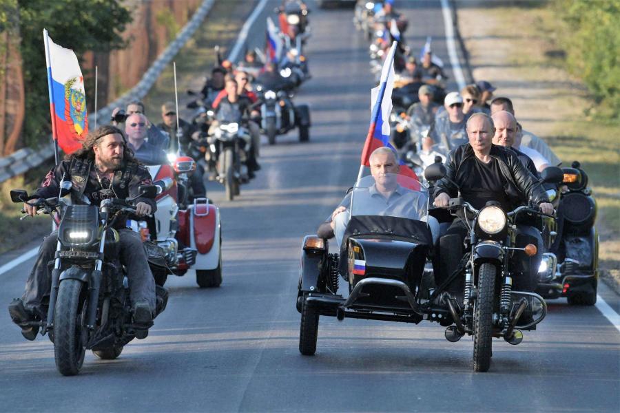 Sisak nélküli motorozásért jelentették fel Putyint