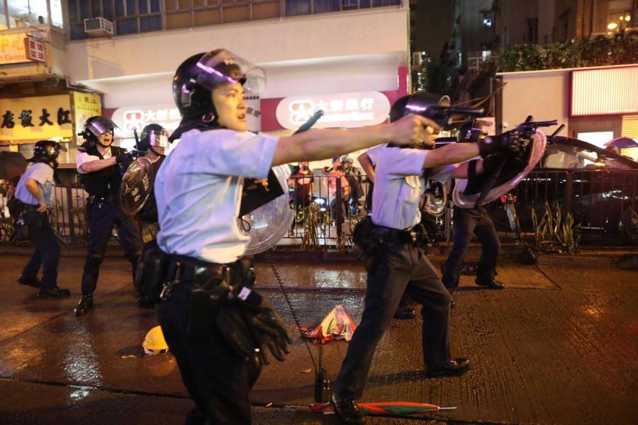 Éles lőszerrel tüzeltek a hongkongi kormányellenes tüntetőkre
